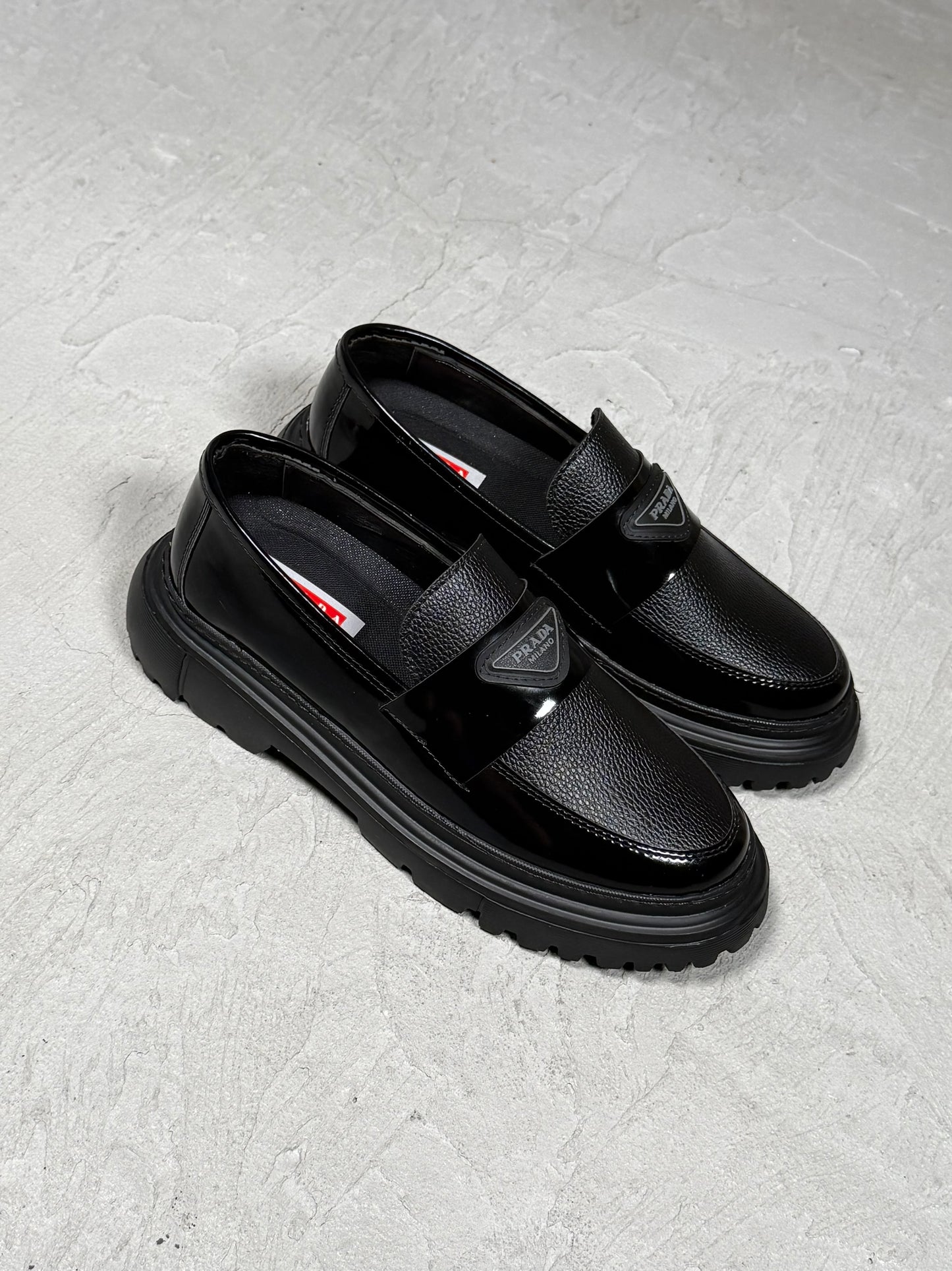 PRADA KLASİK SİYAH RUGAN