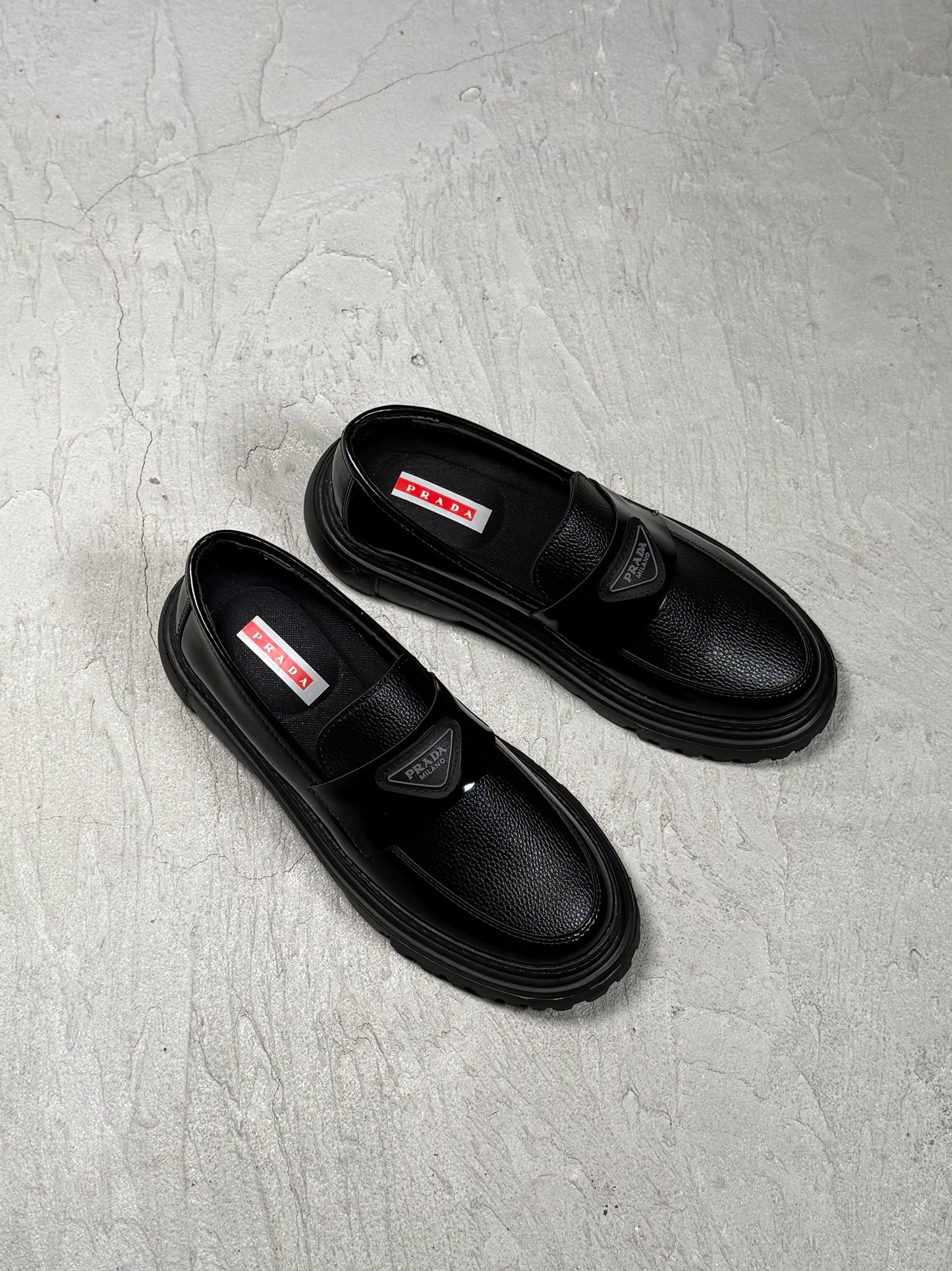 PRADA KLASİK SİYAH RUGAN